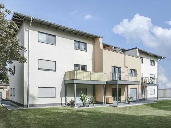 Neubau Mehrfamilienhaus mit drei Etagen und Überhangdach - Planung Ingenierbuero Apler