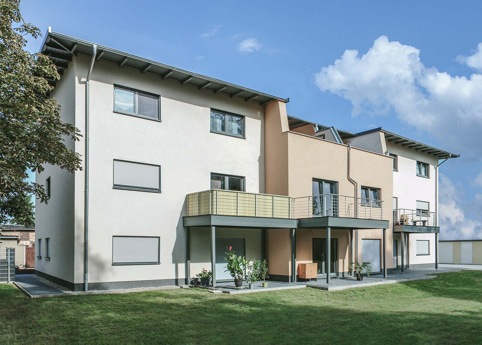 Mehrfamilienhaus mit drei Etagen und Überhangdach - Planung Ingenierbuero Apler